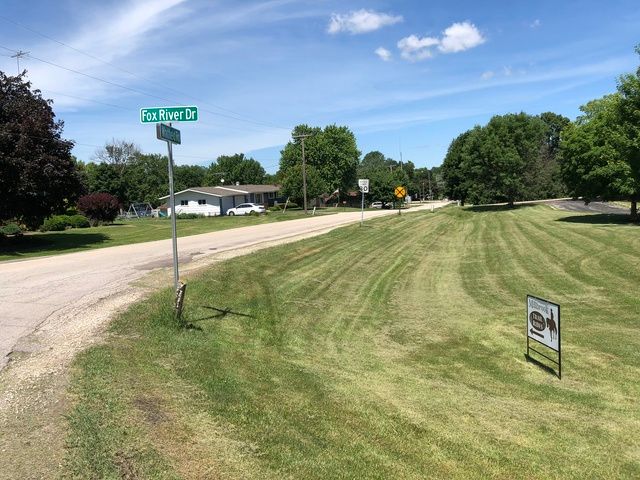 8225 Fox River Dr, Newark, IL 60541